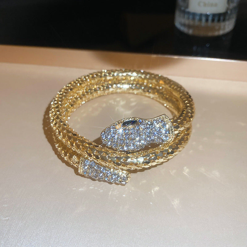 A Low-key Luxurious Serpentine Diamond-studded Magnetic Necklace