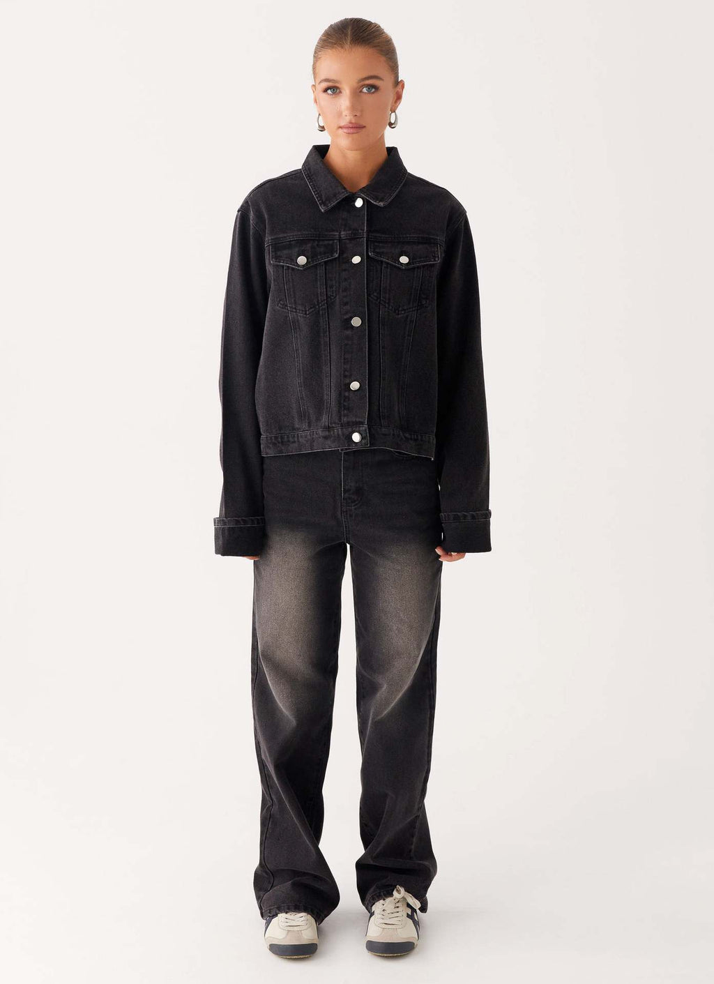 Casual Denim Jacket With A Turn-Down Collar And Long Sleeves