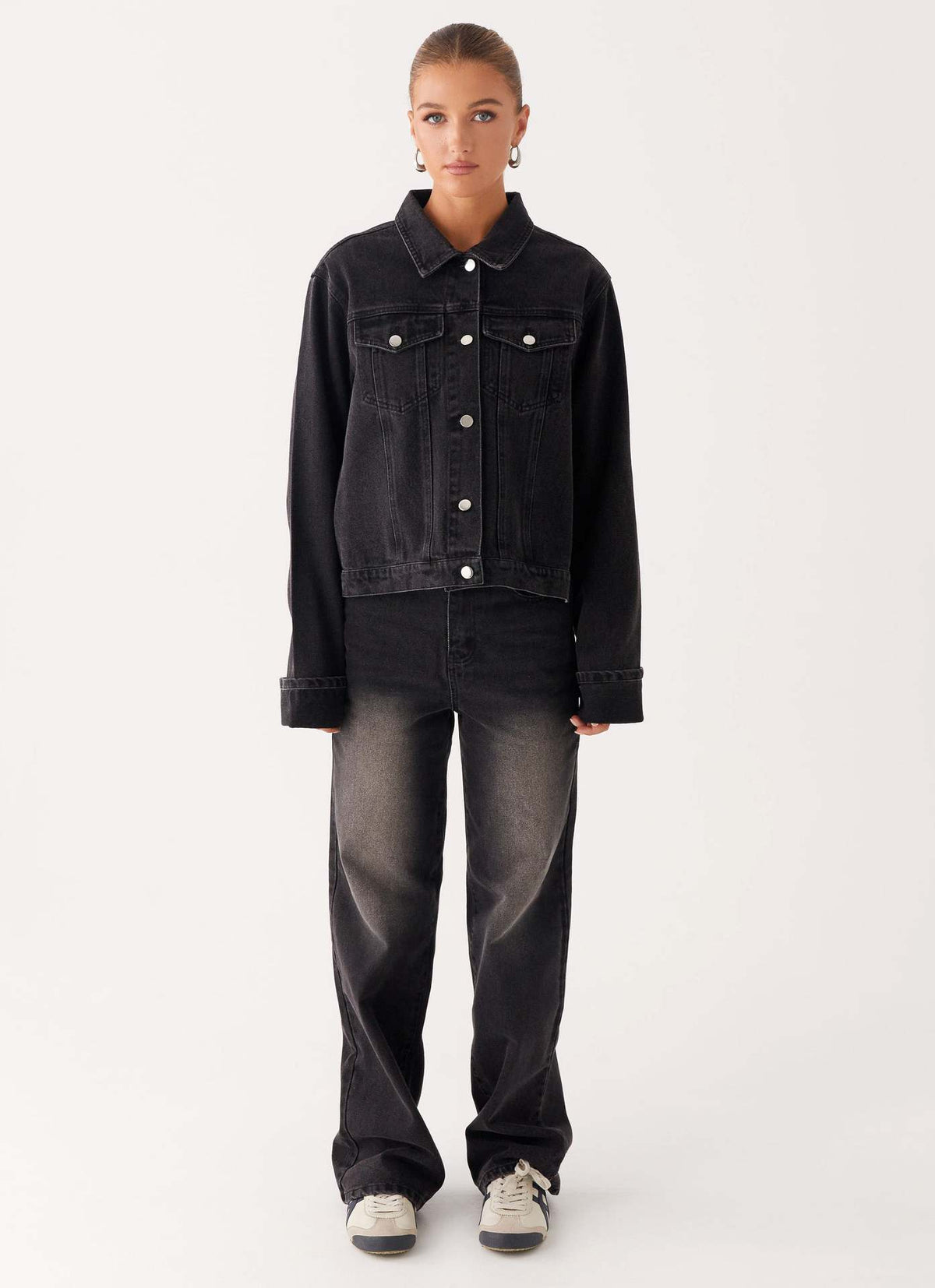 Casual Denim Jacket With A Turn-Down Collar And Long Sleeves
