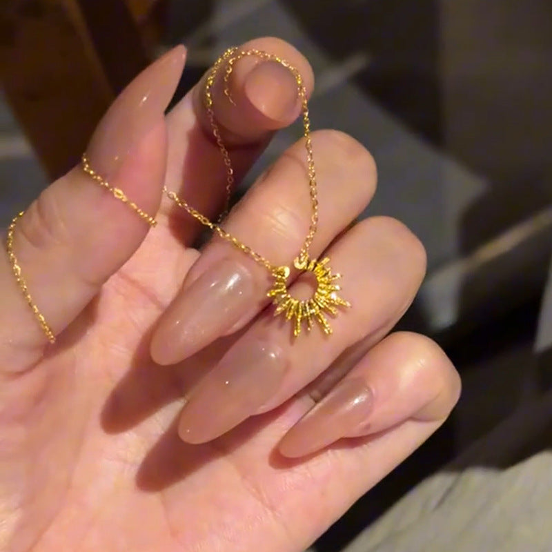 Exquisite Clavicle Necklaces Bring A Touch Of Luxury