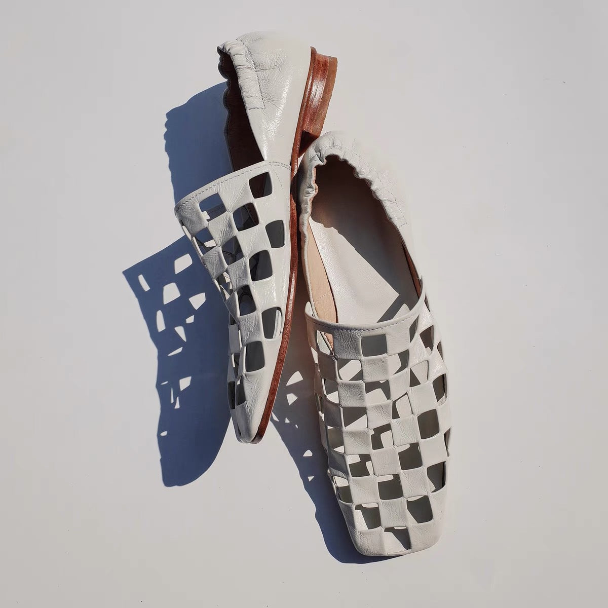 Womens Retro Flat Shoes With Hollowed-Out Pleats For A Sophisticated Look