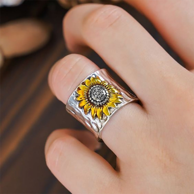 Retro Wide Band Sunflower-patterned Creative Ring