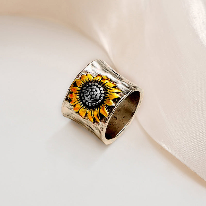 Retro Wide Band Sunflower-patterned Creative Ring